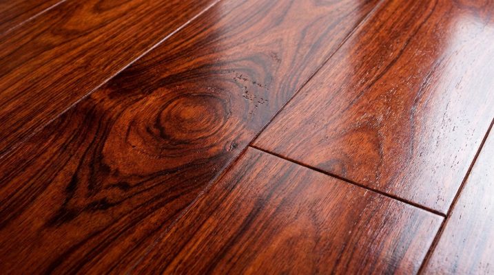 Cận cảnh vân gỗ xoáy tuyệt đẹp và màu đỏ nâu đặc trưng của sàn gỗ Gõ Đỏ Nam Phi.