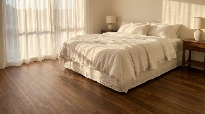 Không gian phòng ngủ lột xác hoàn toàn sau khi lát sàn nhựa vân gỗ.
