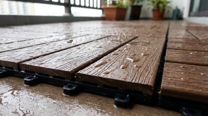 Cận cảnh bề mặt vân gỗ sắc nét và ngàm khóa đế nhựa của vỉ sàn lắp ghép ngoài trời. Cận cảnh bề mặt vân gỗ sắc nét và ngàm khóa đế nhựa của vỉ sàn lắp ghép ngoài trời.