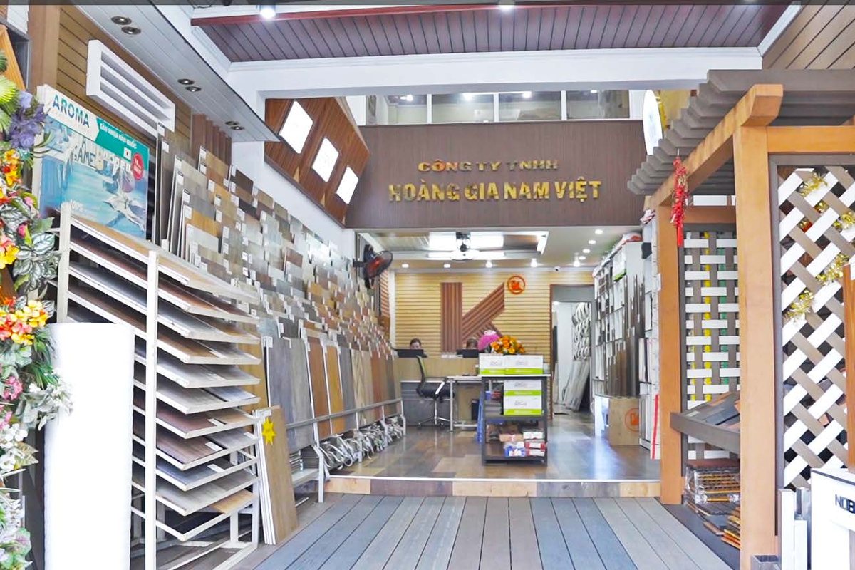 Không gian trưng bày sàn gỗ tại showroom Hoàng Gia Nam Việt