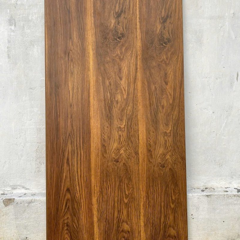 Sàn gỗ ShopHouse SH165 – ảnh trực diện mặt ván